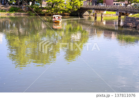 【日本100名城】松江城の秋の風景 堀と堀川遊覧船 島根県松江市 【日本100名城】松江城の秋の風景 堀と堀川遊覧船 島根県松江市 137811076