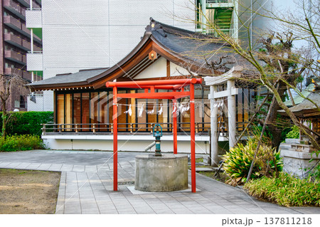 東京都　新宿区　成子天神社　境内　神楽殿 137811218