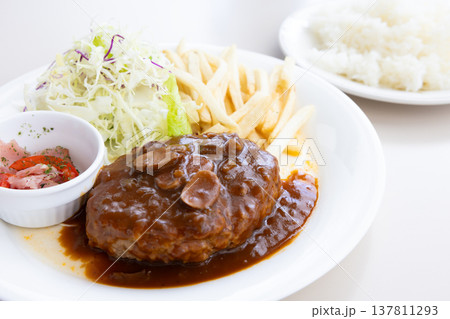 おいしいデミグラスソースハンバーグとライス おいしいデミグラスソースハンバーグとライス 137811293