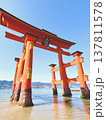 海に浮かぶ厳島神社の鳥居 137811578