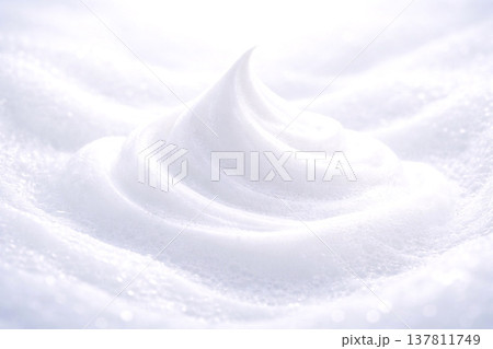 やわらかな泡のテクスチャ背景 清潔感ある美容イメージ素材 137811749