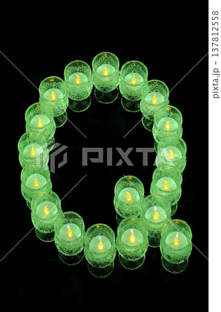 緑色ローソクのアルファベット　Q 137812558