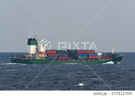 荒波を越えて進むコンテナ船 137812709