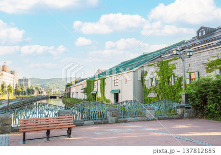 北海道小樽市　北海道人気の観光地　初夏の小樽運河の風景 137812885