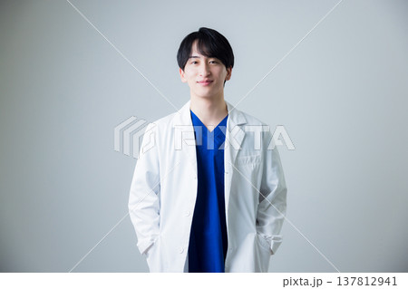 白衣を着た若い男性　 137812941