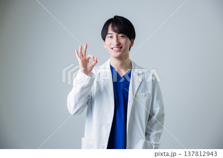 白衣を着た若い男性 白衣を着た若い男性 137812943