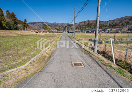 奥琵琶湖西浅井町の田園風景　滋賀県長浜市 137812966