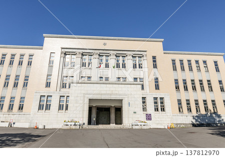 北海道小樽市　晴天の小樽市役所 137812970