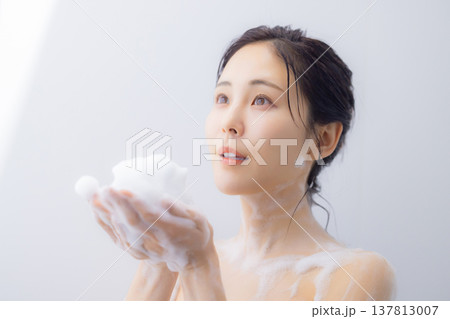 顔を洗う女性 137813007