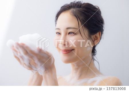 顔を洗う女性 顔を洗う女性 137813008