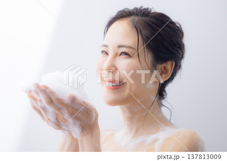 顔を洗う女性 137813009