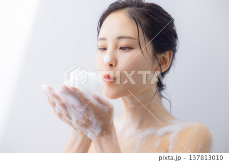顔を洗う女性 137813010