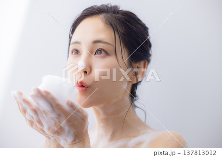 顔を洗う女性 顔を洗う女性 137813012