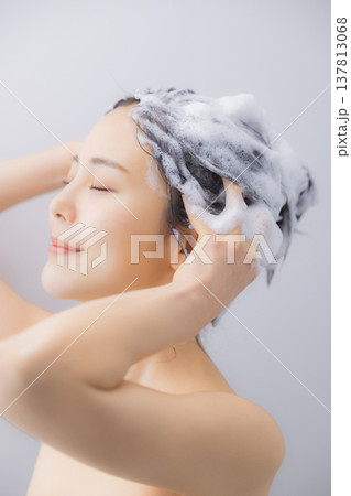 シャンプーをする女性 137813068