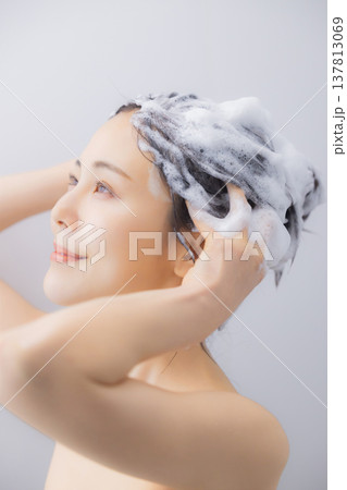 シャンプーをする女性 137813069
