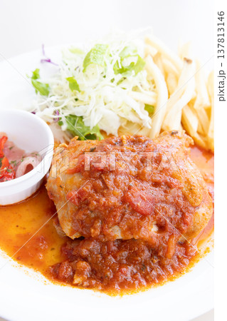 おいしいトマトソースのチキングリル 137813146