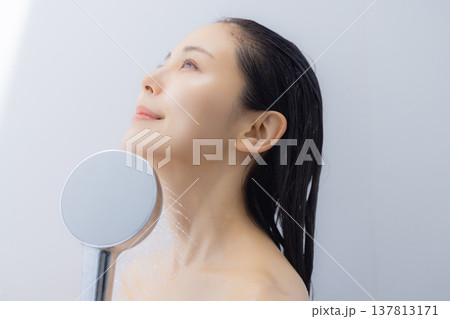 シャワーを浴びる女性　 137813171