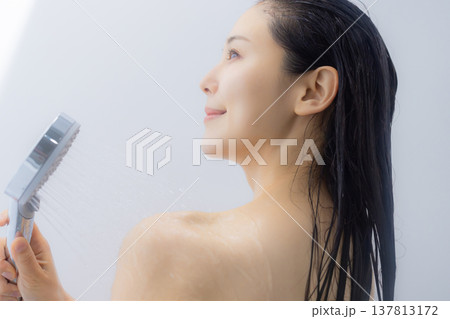 シャワーを浴びる女性 シャワーを浴びる女性 137813172