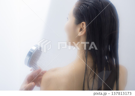 シャワーを浴びる女性 シャワーを浴びる女性 137813173