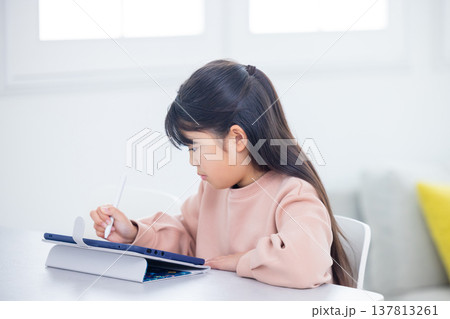 タブレット学習をする小学生 タブレット学習をする小学生 137813261