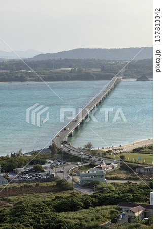恋の島 エメラルドグリーンの海 古宇利島 KOURI ISLAND 恋の島 エメラルドグリーンの海 古宇利島 KOURI ISLAND 137813342