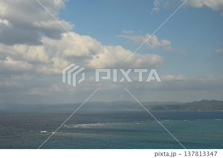 恋の島　エメラルドグリーンの海　古宇利島　KOURI ISLAND 137813347