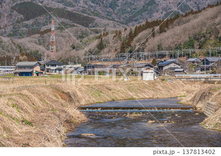 奥琵琶湖西浅井町の田園風景　滋賀県長浜市 137813402