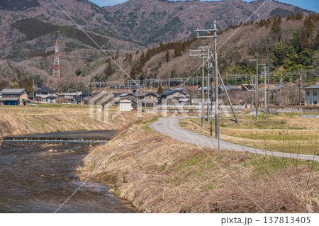 奥琵琶湖西浅井町の田園風景 滋賀県長浜市 奥琵琶湖西浅井町の田園風景 滋賀県長浜市 137813405