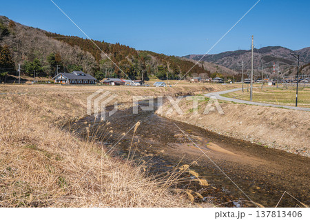 奥琵琶湖西浅井町の田園風景 滋賀県長浜市 奥琵琶湖西浅井町の田園風景 滋賀県長浜市 137813406