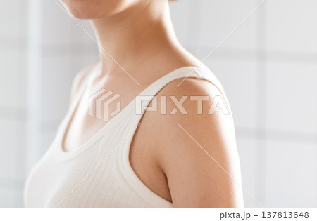 タンクトップを着た女性の肩と首 137813648
