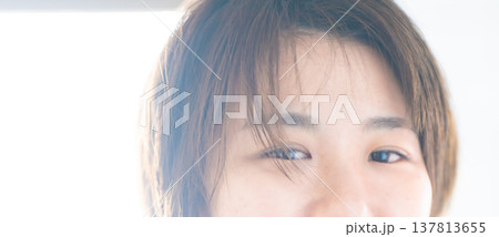 光に透ける女性の目元アップ 光に透ける女性の目元アップ 137813655