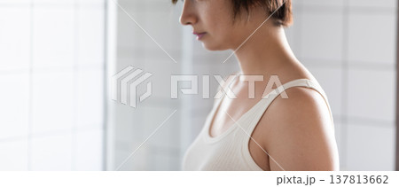 タンクトップ姿の女性の横顔 タンクトップ姿の女性の横顔 137813662
