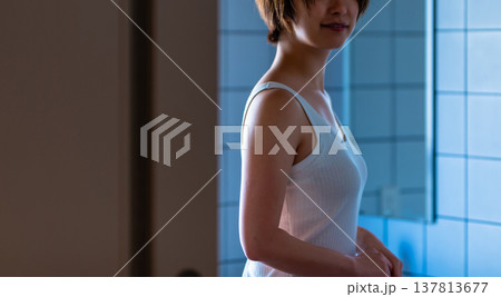 青い光の中で立つ女性のデコルテ 137813677
