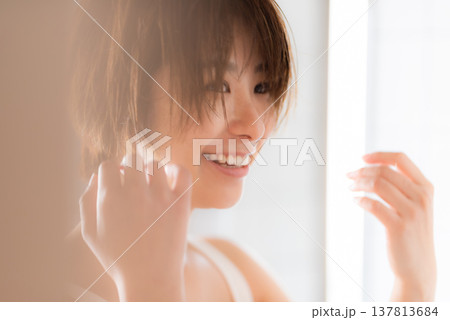 明るい光の中で微笑む女性 明るい光の中で微笑む女性 137813684