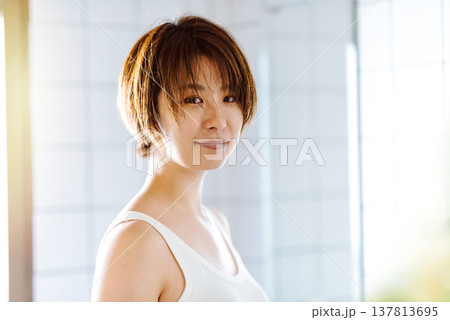 カメラ目線で微笑むショートヘアの女性 カメラ目線で微笑むショートヘアの女性 137813695