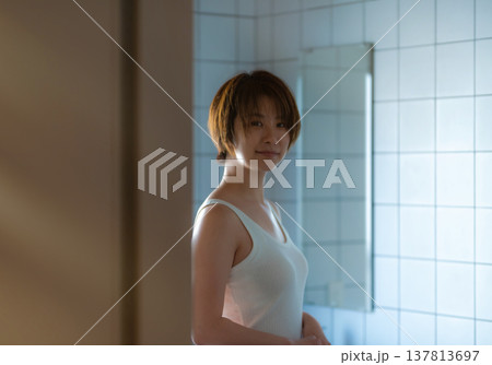 洗面所で微笑む女性 洗面所で微笑む女性 137813697