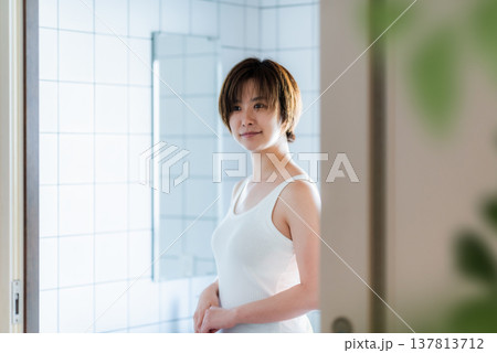 洗面所で微笑むショートヘアの女性 洗面所で微笑むショートヘアの女性 137813712