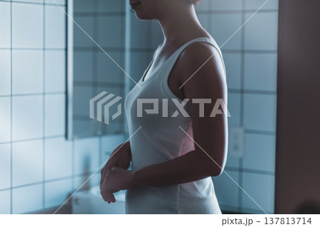 バスルームで佇む女性の横顔 バスルームで佇む女性の横顔 137813714