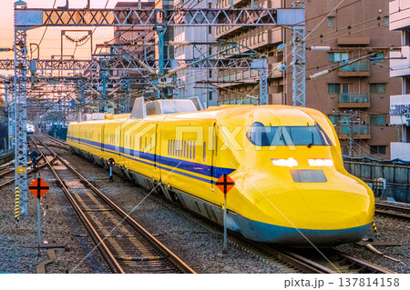日本の横浜都市景観珍風景&新風景。新横浜駅に到着するドクターイエロー。左奥にも新幹線が見える 日本の横浜都市景観珍風景&新風景。新横浜駅に到着するドクターイエロー。左奥にも新幹線が見える 137814158