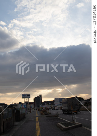 曇り空の隙間から夕日が差し込む日本の街並み 曇り空の隙間から夕日が差し込む日本の街並み 137814160