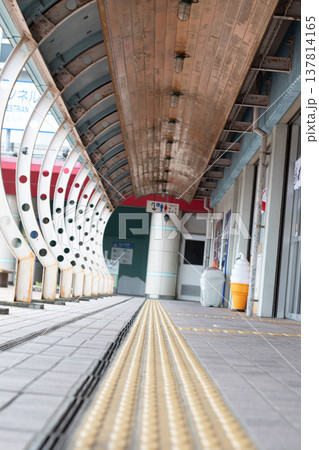 奥行きのあるアーチ型通路と点字ブロックが続く日本の生活風景 137814165
