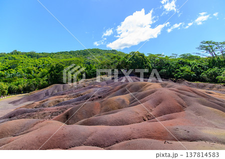 モーリシャスにある七色の大地のとても美しい風景 モーリシャスにある七色の大地のとても美しい風景 137814583