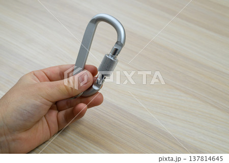 手に持った金属製のカラビナと広い余白 137814645