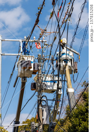 青空の下での電線工事と高所作業車 青空の下での電線工事と高所作業車 137815208