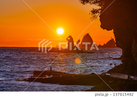 （静岡県）西伊豆・大田子海岸の夕陽 137815492