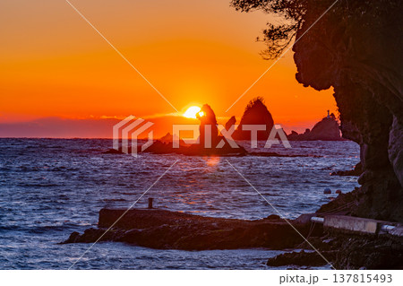 (静岡県)西伊豆・大田子海岸の夕陽 (静岡県)西伊豆・大田子海岸の夕陽 137815493