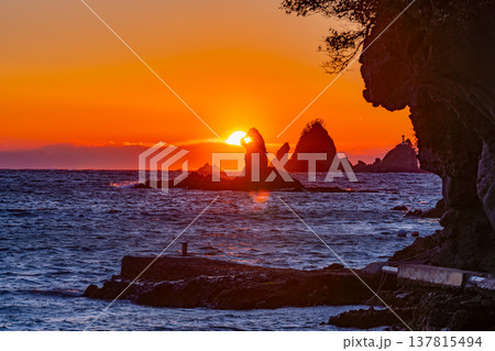 （静岡県）西伊豆・大田子海岸の夕陽 137815494