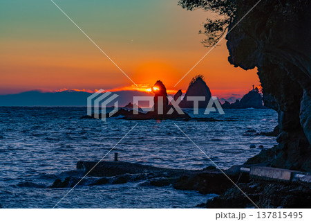 （静岡県）西伊豆・大田子海岸の夕陽 137815495