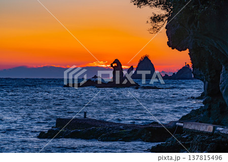 (静岡県)西伊豆・大田子海岸の夕陽 (静岡県)西伊豆・大田子海岸の夕陽 137815496