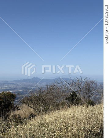 外輪山・鞍岳から見た阿蘇の景色 137815913